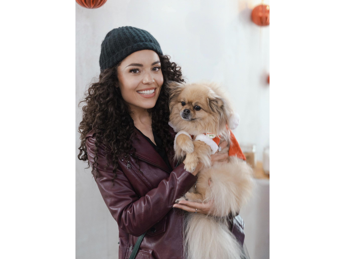 KATHRYN DAVIS TALKS SIX DEGREES OF SANTA